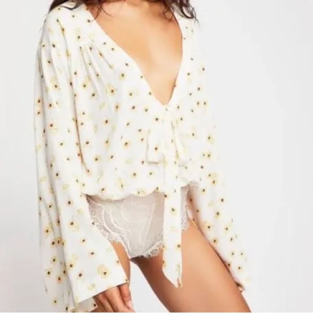 Free people M flowy style, bell sleeve bodysuit Top with sunflower pattern SOFT